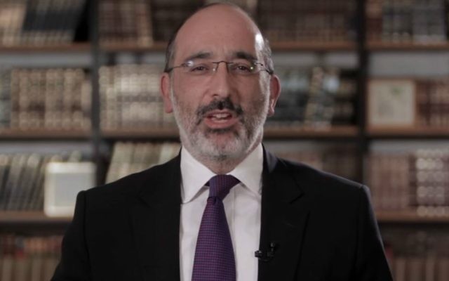 Le Grand rabbin d'Afrique du sud Warren Goldstein livre son message de la Pâque sur YouTube le 4 avril 2017 (Capture d'écran :  YouTube )