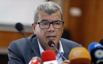 Issa Qaraqe, ministre de l'Autorité palestinienne, pendant une conférence de presse sur la grève de la faim des prisonniers palestiniens à Ramallah, en Cisjordanie, le 19 avril 2017. (Crédit : Abbas Momani/AFP)
