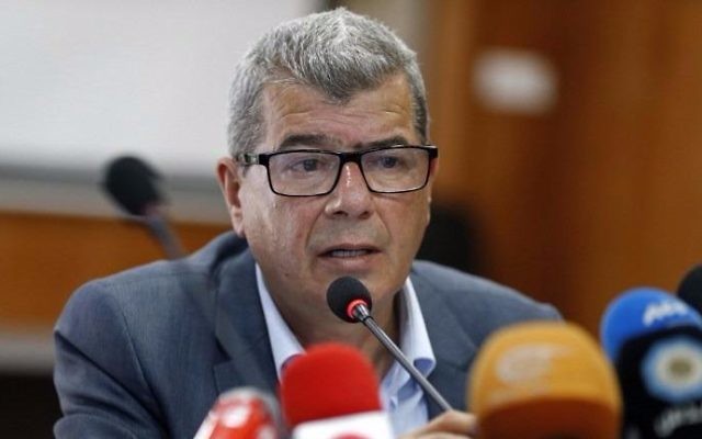 Issa Qaraqe, ministre de l'Autorité palestinienne, pendant une conférence de presse sur la grève de la faim des prisonniers palestiniens à Ramallah, en Cisjordanie, le 19 avril 2017. (Crédit : Abbas Momani/AFP)