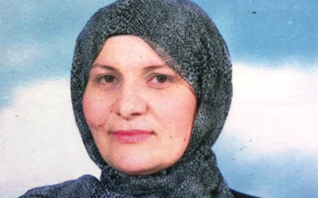 Hana Khatib, première femme à devenir juge dans un tribunal musulman, le 25 avril 2017. (Crédit : Ministère de la Justice) Hana Khatib, première femme à devenir juge dans un tribunal musulman, le 25 avril 2017. (Crédit : Ministère de la Justice)