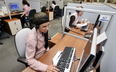 Une entreprise du secteur high-tech qui emploie des femmes ultra-orthodoxes à Modiin Elit, le 17 août 2009 (Crédit : Abir Sultan/Flash 90)