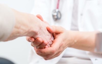 Photo d'illustration d'un médecin et d'un malade (Crédit : kzenon/istockphoto)