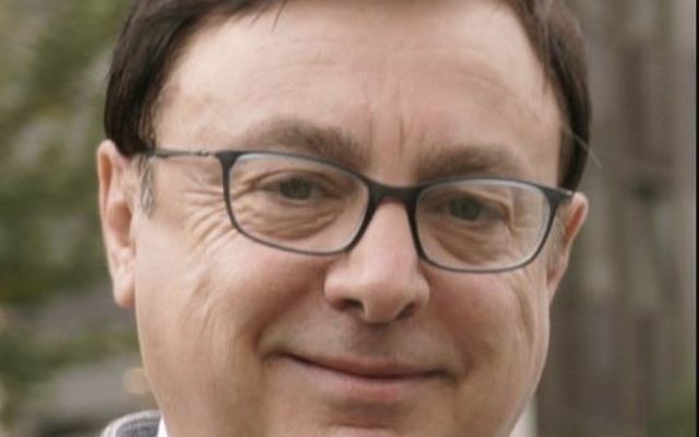 Jean-François Jalkh, nouveau président par intérim, du FN remet en question l'usage du Zyklon B durant la Shoah. (Crédit : Polomartini/Wikimedia Commons)