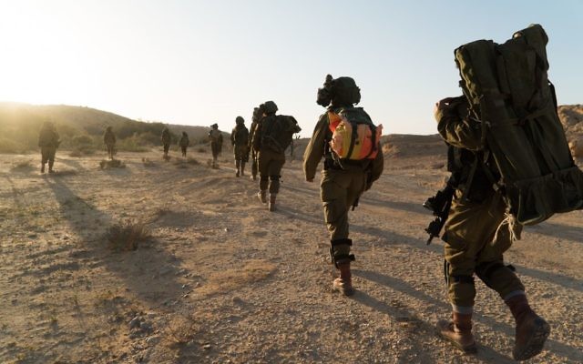 Les soldats du bataillon mixte Caracal pendant un exercice de préparation à un assaut de l'Etat islamique dans le sud d'Israël, fin mars 2017. (Crédit : unité des porte-paroles de l'armée israélienne) Les soldats du bataillon mixte Caracal pendant un exercice de préparation à un assaut de l'Etat islamique dans le sud d'Israël, fin mars 2017. (Crédit : unité des porte-paroles de l'armée israélienne)