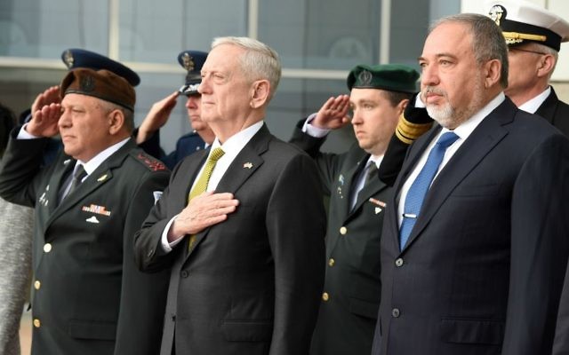 Le ministre de la Défense Avigdor Liberman rencontre le secrétaire à la Défense américain James Mattis à Tel Aviv le 21 avril 2017 (Crédit : Ariel Hermoni/Ministère de la Défense) Le ministre de la Défense Avigdor Liberman rencontre le secrétaire à la Défense américain James Mattis à Tel Aviv le 21 avril 2017 (Crédit : Ariel Hermoni/Ministère de la Défense)