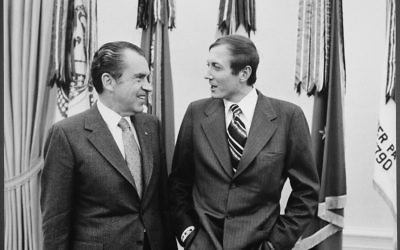Le président américain Nixon avec le poète russe Yevheny Yevtushenko, le 3 avril 1972. (Crédit : Oliver F. Atkins/domaine public/WikiCommons)