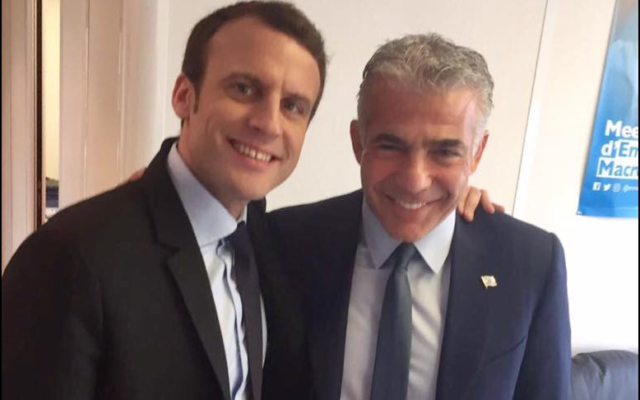 Yair Lapid de passage à Paris il y a quelques mois, et son 'ami' Emmanuel Macron. (Crédit: Facebook/Yair Lapid)
