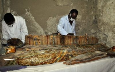 Des archéologues égyptiens travaillent sur un sarcophage en vois découvert dans une tombe de 3 500 ans dans la nécropole de Draa Abul Nagaa, proche de Louxor, en Egypte, le 18 avril 2017. Illustration. (Crédit : AFP/Stringer)