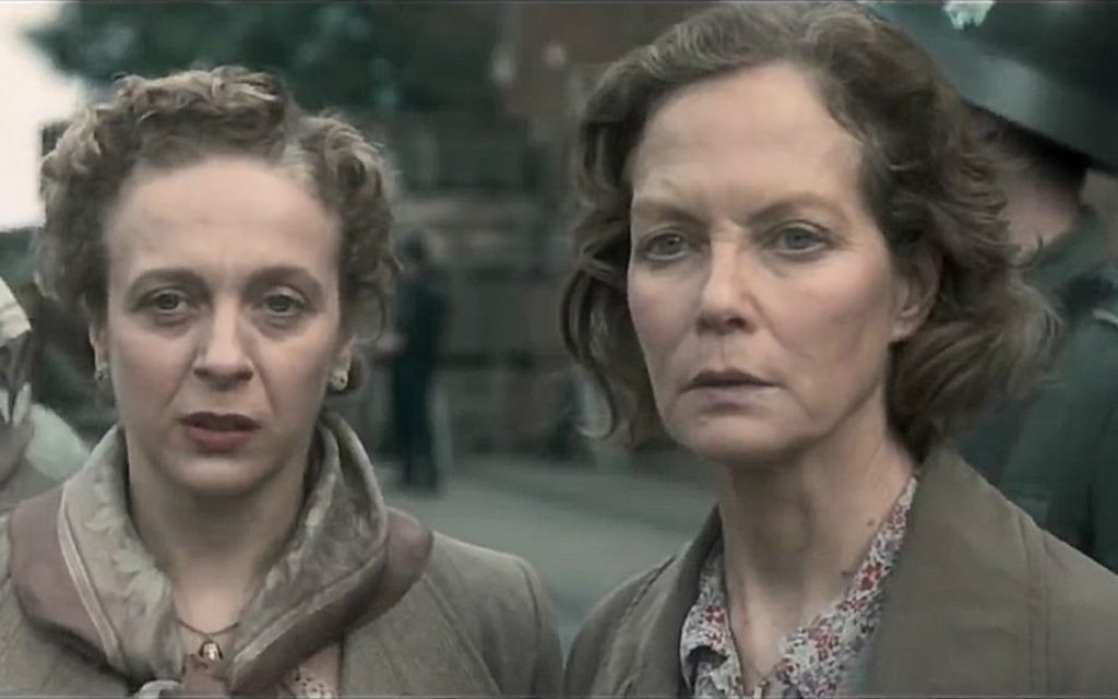 Amanda Abbington, à gauche, et Jenny Seagrove dans le rôle de Louisa Gould dans 'Another Mother's Son.' (Capture d'écran)