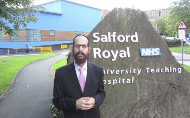 Le rabbin Shneur Odze, candidat de l'UKIP à la mairie de Manchester, en août 2013. (Crédit : capture d'écran YouTube) Le rabbin Shneur Odze, candidat de l'UKIP à la mairie de Manchester, en août 2013. (Crédit : capture d'écran YouTube)