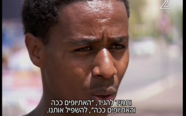 Damas Pakada, le soldat de l'armée israélienne né en Ethiopie qui a été agressé par la police à Holon, le 27 avril 2015. (Crédit : capture d'écran Deuxième chaîne) Damas Pakada, le soldat de l'armée israélienne né en Ethiopie qui a été agressé par la police à Holon, le 27 avril 2015. (Crédit : capture d'écran Deuxième chaîne)