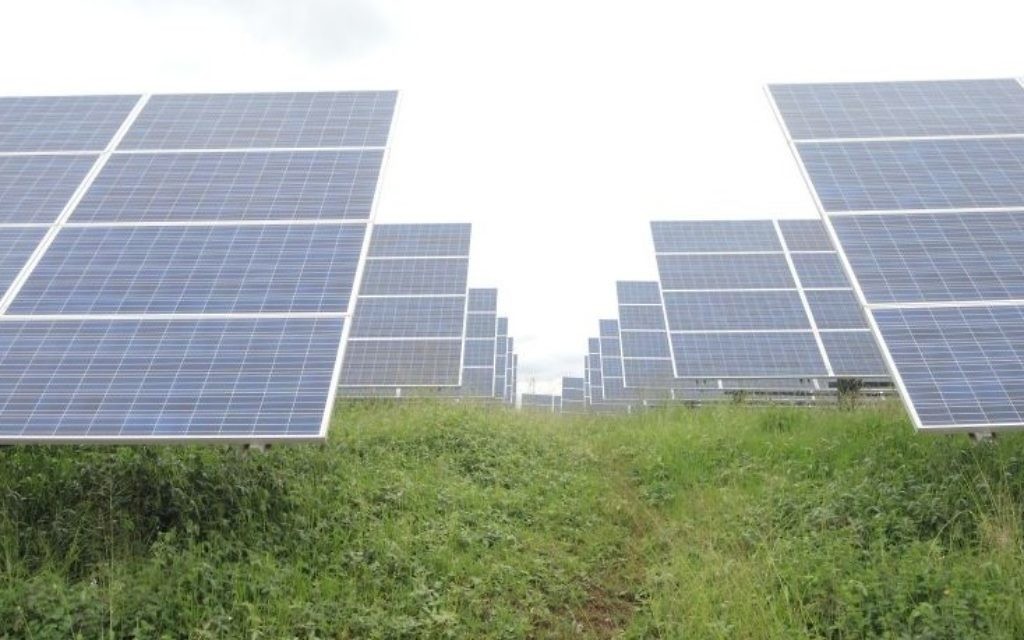 Le champ solaire du Rwanda, photographié le 17 février 2017, compte 28 360 panneaux qui produisent 7,8 mégawatts d’électricité à plein régime, soit 5 % du budget total du Rwanda en énergie. (Crédit : Melanie Lidman/Times of Israel)