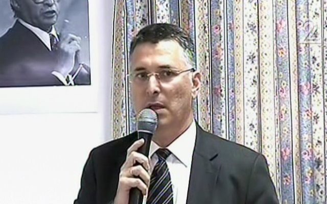 Gideon Saar annonce son retour en politique, depuis Akko, le 3 avril 2017. (Crédit : capture d'écran Deuxième chaîne)