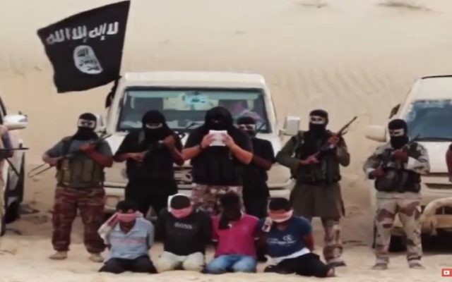 Le groupe terroriste Péninsule du Sinaï, affilié de l'Etat islamique, détient des chrétiens coptes égyptiens en otage. Illustration.(Crédit : capture d'écran YouTube)
