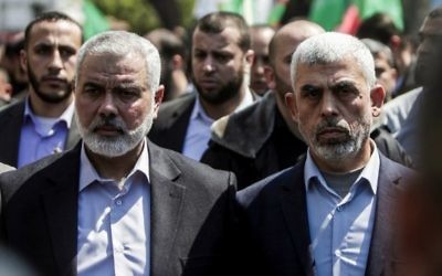 Yahya Sinwar, à droite, nouveau chef du Hamas dans la bande de Gaza, et Ismail Haniyeh pendant l'enterrement de Mazen Foqaha, dans la bande de Gaza, le 25 avril 2017. (Crédit : Mahmud Hams/AFP) Yahya Sinwar, à droite, nouveau chef du Hamas dans la bande de Gaza, et Ismail Haniyeh pendant l'enterrement de Mazen Foqaha, dans la bande de Gaza, le 25 avril 2017. (Crédit : Mahmud Hams/AFP)