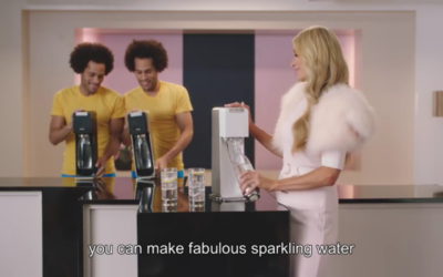 Paris Hitlon dans un spot publicitaire pour SodaStream, en avril 2017. (Crédit : capture d'écran YouTube)
