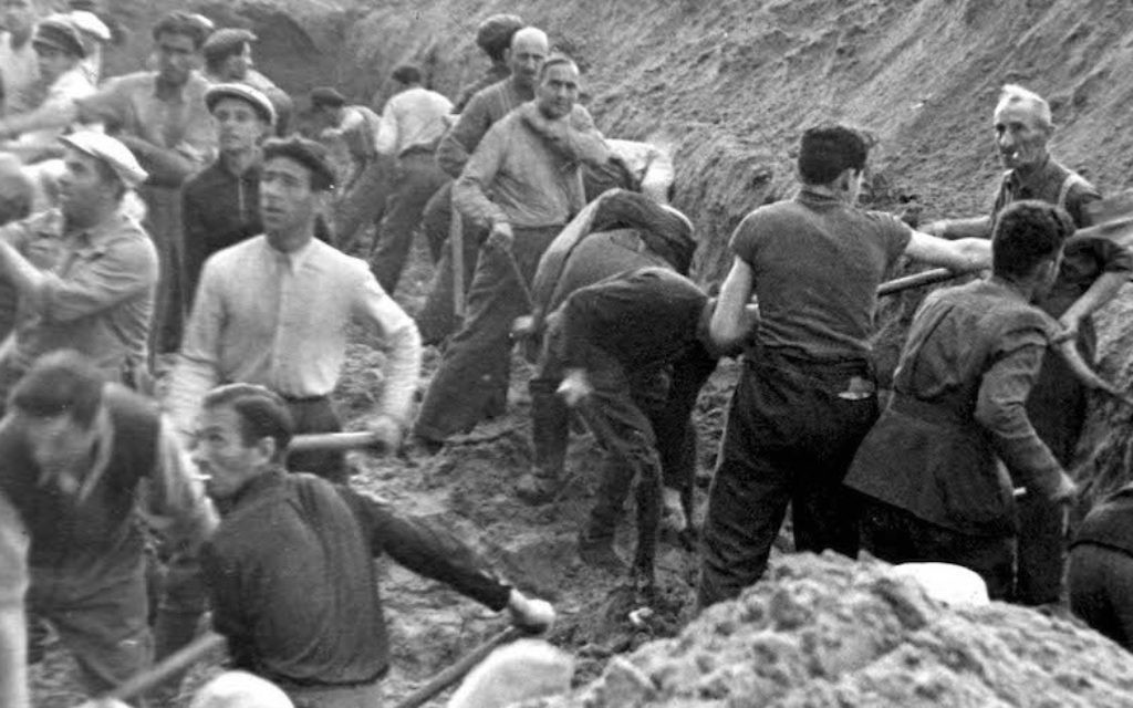 Des Juifs creusent une tranchée dans laquelle ils seront enterrés après avoir été abattus, à Ponary, en Pologne. (Crédit : Yad Vashem) Des Juifs creusent une tranchée dans laquelle ils seront enterrés après avoir été abattus, à Ponary, en Pologne. (Crédit : Yad Vashem)