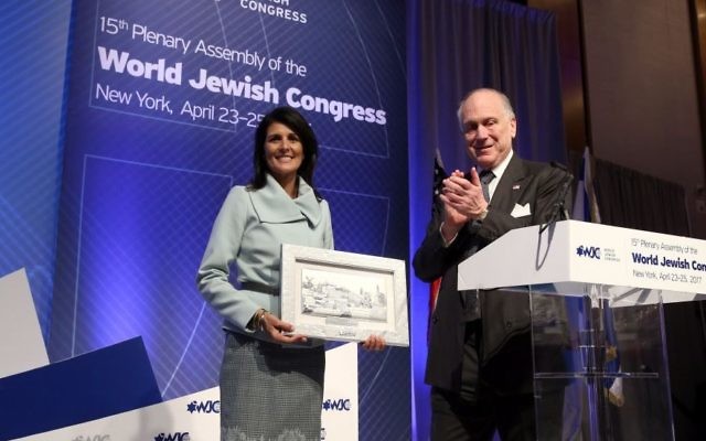 L'ambassadeur américain à l'ONU Nikki Haley et le président du CJM Ronald Lauder lors de l'assemblée plénière du CJM à New York le 25 avril 2017. (Crédit: Shahar Azran) L'ambassadeur américain à l'ONU Nikki Haley et le président du CJM Ronald Lauder lors de l'assemblée plénière du CJM à New York le 25 avril 2017. (Crédit: Shahar Azran)