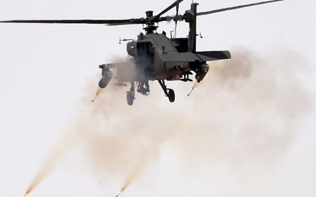 Un hélicoptère Apache pendant un exercice militaire à Hafr al-Batin, en Arabie saoudite, le 10 mars 2016. Illustration. (Crédit : Fayez Nureldine/AFP) Un hélicoptère Apache pendant un exercice militaire à Hafr al-Batin, en Arabie saoudite, le 10 mars 2016. Illustration. (Crédit : Fayez Nureldine/AFP)
