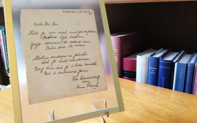 Cette photo prise le 21 novembre 2016 à la maison de vente aux enchères Bubb Kuyper à Haarlem montre un poème rare écrit à la main par Anne Frank, peu de temps après qu'elle vive en clandestinité pour échapper aux nazis. Il était adressé à "Cri-Cri" , Christiane van Maarsen, signé par l'adolescente juive et daté du 28 mars 1942 (Crédit : /Maude BRULARD/AFP PHOTO) Cette photo prise le 21 novembre 2016 à la maison de vente aux enchères Bubb Kuyper à Haarlem montre un poème rare écrit à la main par Anne Frank, peu de temps après qu'elle vive en clandestinité pour échapper aux nazis. Il était adressé à "Cri-Cri" , Christiane van Maarsen, signé par l'adolescente juive et daté du 28 mars 1942 (Crédit : /Maude BRULARD/AFP PHOTO)