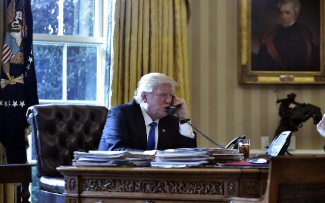 Le président américain Donald Trump au téléphone avec le président russe Vladimir Poutine depuis le Bureau ovale de la Maison Blanche à Washington, le 28 janvier 2017. Illustration. (Crédit : Mandel Ngan/AFP) Le président américain Donald Trump au téléphone avec le président russe Vladimir Poutine depuis le Bureau ovale de la Maison Blanche à Washington, le 28 janvier 2017. Illustration. (Crédit : Mandel Ngan/AFP)