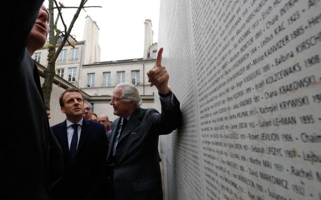 Emmanuel Macron avec Eric de Rothschild, président du mémorial de la Shoah de Paris, pendant une visite au mémorial, le 30 avril 2017. (Crédit : Philippe Wojazer/AFP) Emmanuel Macron avec Eric de Rothschild, président du mémorial de la Shoah de Paris, pendant une visite au mémorial, le 30 avril 2017. (Crédit : Philippe Wojazer/AFP)