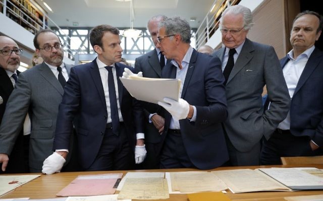 Emmanuel Macron avec Jacques Fredj, directeur du mémorial de la Shoah de Paris, pendant une visite au mémorial, le 30 avril 2017. (Crédit : Philippe Wojazer/AFP) Emmanuel Macron avec Jacques Fredj, directeur du mémorial de la Shoah de Paris, pendant une visite au mémorial, le 30 avril 2017. (Crédit : Philippe Wojazer/AFP)