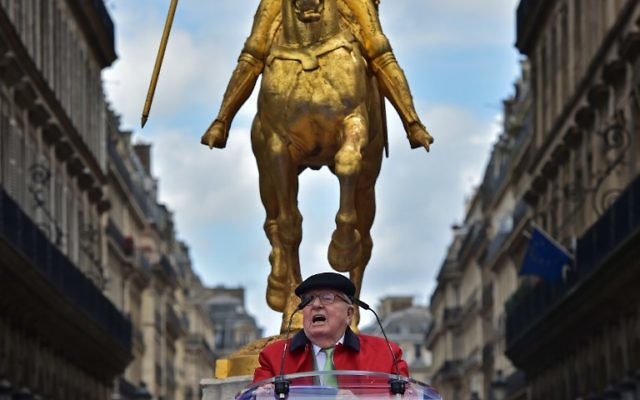 Jean-Marie Le Pen, lors de son hommage annuel à Jeanne d'Arc, le 1er mai 2017. (Crédit : Christophe Archambault/AFP) Jean-Marie Le Pen, lors de son hommage annuel à Jeanne d'Arc, le 1er mai 2017. (Crédit : Christophe Archambault/AFP)