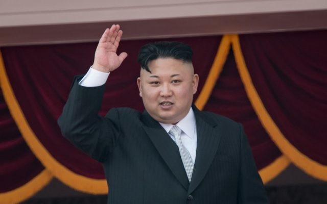 Le leader nord-coréen Kim Jong-Un sur le balcon de la Maison d'étude du Grand peuple suite à un défilé militaire marquant le 105e anniversaire de la naissance du dernier dirigeant nord-coréen Kim Il-Sung à Pyongyang, le 15 avril 2017. (Crédit : Ed Jones/AFP) Le leader nord-coréen Kim Jong-Un sur le balcon de la Maison d'étude du Grand peuple suite à un défilé militaire marquant le 105e anniversaire de la naissance du dernier dirigeant nord-coréen Kim Il-Sung à Pyongyang, le 15 avril 2017. (Crédit : Ed Jones/AFP)