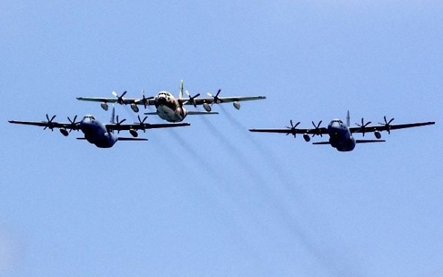 Les avions de transport Hercules Shimshon de l'armée de l'air israélienne pendant le survol de Tel Aviv pour Yom HaAtsmaout, le 2 mai 2017. (Crédit : Jack Guez/AFP) Les avions de transport Hercules Shimshon de l'armée de l'air israélienne pendant le survol de Tel Aviv pour Yom HaAtsmaout, le 2 mai 2017. (Crédit : Jack Guez/AFP)