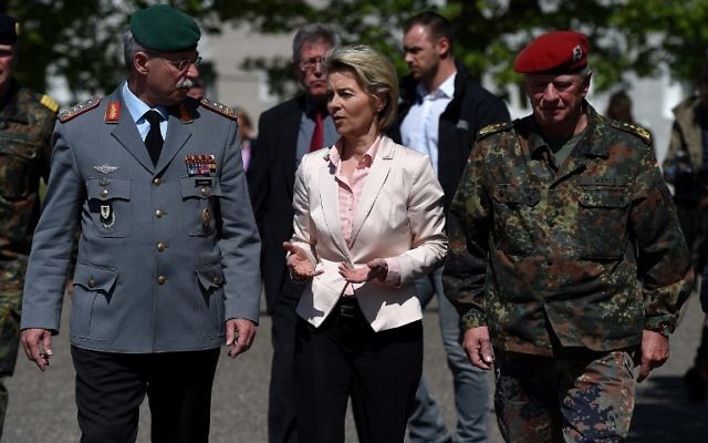 La ministre allemande de la Défense, Ursula von der Leyen, au centre, avec l'Inspecteur général des forces armées allemandes, Volker Wieker, à droite, et l'inspecteur Heer General Joerg Vollmeer, à gauche, sur la base du 291e Jagerbataillon à Illkkirch, le 3 mai 2017. (Crédit : Frederick Florin/AFP)