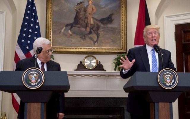 Le président américain Donald Trump et le président de l'Autorité palestinienne Mahmoud Abbas lors d'une conférence de presse à la Maison Blanche, le 3 mai 2017. (Crédit : Nicholas Kamm/AFP)