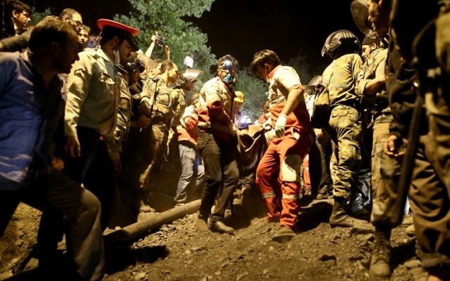 Secouristes sortant un corps d'une mine de charbon qui s'est effondrée à Azad Shahr, dans le nord de l'Iran, après une explosion, le 4 mai 2017. (Crédit : Mostafa Hassanzadeh/Tasnim/AFP) Secouristes sortant un corps d'une mine de charbon qui s'est effondrée à Azad Shahr, dans le nord de l'Iran, après une explosion, le 4 mai 2017. (Crédit : Mostafa Hassanzadeh/Tasnim/AFP)