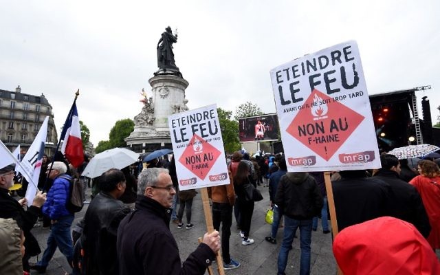 Concert contre le Front national organisé notamment par SOS Racisme et l'UEJF sur la place de la République, à Paris, le 4 mai 2017. (Crédit : Bertrand Guay/AFP) Concert contre le Front national organisé notamment par SOS Racisme et l'UEJF sur la place de la République, à Paris, le 4 mai 2017. (Crédit : Bertrand Guay/AFP)