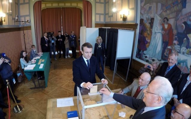 Emmanuel Macron vote au second tour de l'élection présidentielle française au Touquet, le 7 mai 2017. (Crédit : Philippe Wojazer/Pool/AFP)