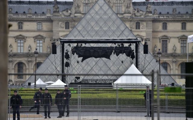 Policiers déployés devant l'esplanade du Louvre après une évacuation en raison d'une alerte de sécurité au jour du second tour de l'élection présidentielle française, le 7 mai 2017. (Crédit : Christophe Archambault/AFP) Policiers déployés devant l'esplanade du Louvre après une évacuation en raison d'une alerte de sécurité au jour du second tour de l'élection présidentielle française, le 7 mai 2017. (Crédit : Christophe Archambault/AFP)