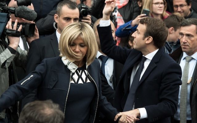 Emmanuel Macron et son épouse Brigitte au Touquet, au jour du second tour de l'élection présidentielle française, le 7 mai 2017. (Crédit : Philippe Huguen/AFP)