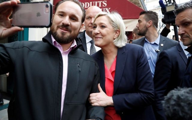 Marine Le Pen avec un de ses partisans à la sortie de son QG de campagne, au jour du second tour de l'élection présidentielle française, le 7 mai 2017. (Crédit : François Guillot/AFP) Marine Le Pen avec un de ses partisans à la sortie de son QG de campagne, au jour du second tour de l'élection présidentielle française, le 7 mai 2017. (Crédit : François Guillot/AFP)