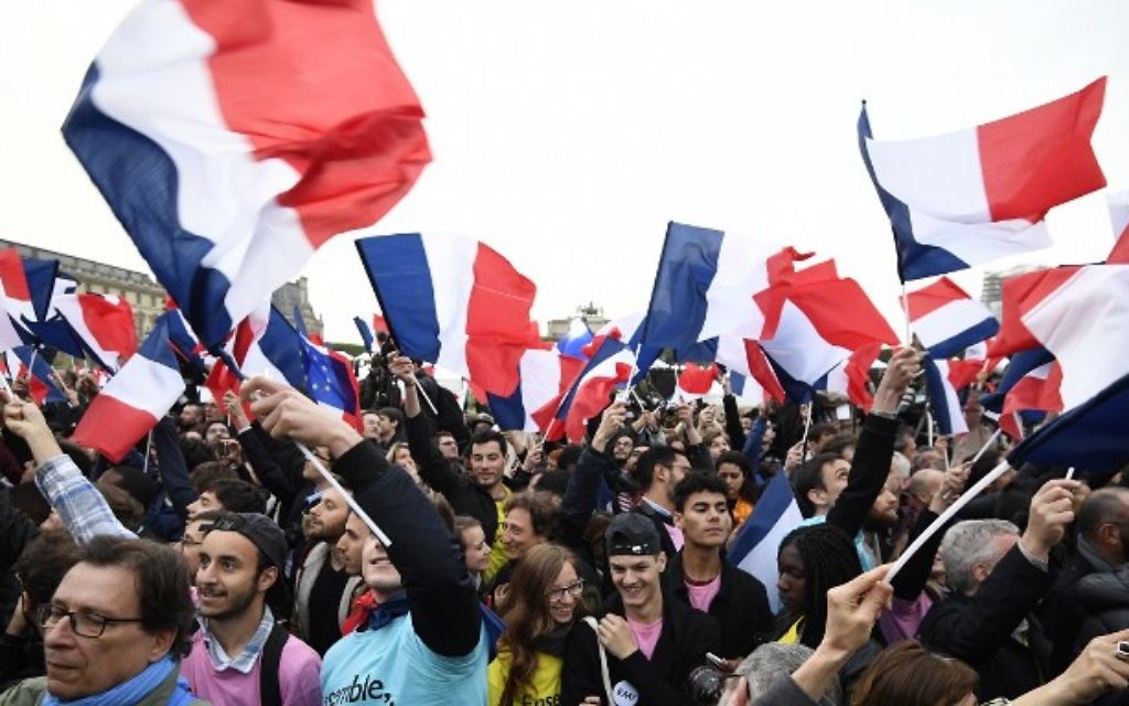 Les partisans d'Emmanuel Macron devant la pyramide du Louvre, à Paris, après la victoire de leur candidat à l'élection présidentielle française, le 7 mai 2017. (Crédit : Eric Feferberg/AFP) Les partisans d'Emmanuel Macron devant la pyramide du Louvre, à Paris, après la victoire de leur candidat à l'élection présidentielle française, le 7 mai 2017. (Crédit : Eric Feferberg/AFP)