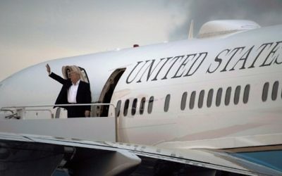 Le président américain Donald Trump embarque à bord d'Air Force One à Morristown Municipal Airport dans le New Jersey, le 7 mai 2017. (Crédit : AFP/Brendan Smialowski)