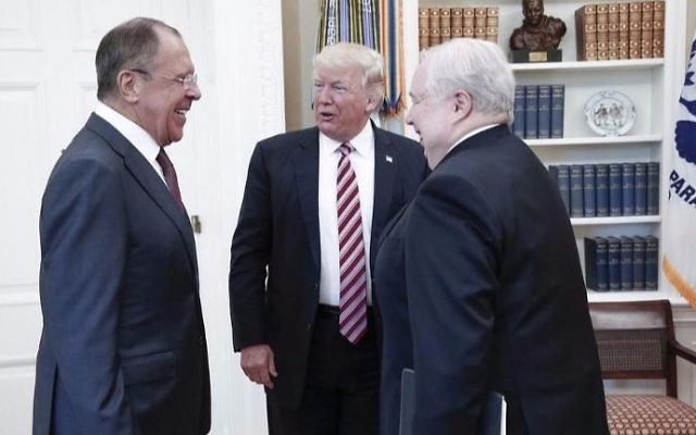 Le président américain Donald Trump, au centre, avec le ministre russe des Affaires étrangères Sergueï Lavrov, à gauche, et l'ambassadeur russe aux Etats-Unis Sergueï Kislyak à la Maison Blanche, le 10 mai 2017. Photographie diffusée par le gouvernement russe. (Crédit : HO/ministère russe des Affaires étrangères/AFP) Le président américain Donald Trump, au centre, avec le ministre russe des Affaires étrangères Sergueï Lavrov, à gauche, et l'ambassadeur russe aux Etats-Unis Sergueï Kislyak à la Maison Blanche, le 10 mai 2017. Photographie diffusée par le gouvernement russe. (Crédit : HO/ministère russe des Affaires étrangères/AFP)