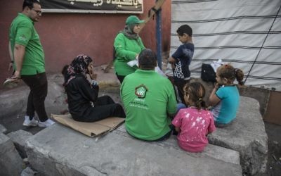 Des membres du programme gouvernemental égyptien "Enfants sans abris" dans les rues du Caire, le 11 mai 2017. (Crédit : Khaled Desouki/AFP)