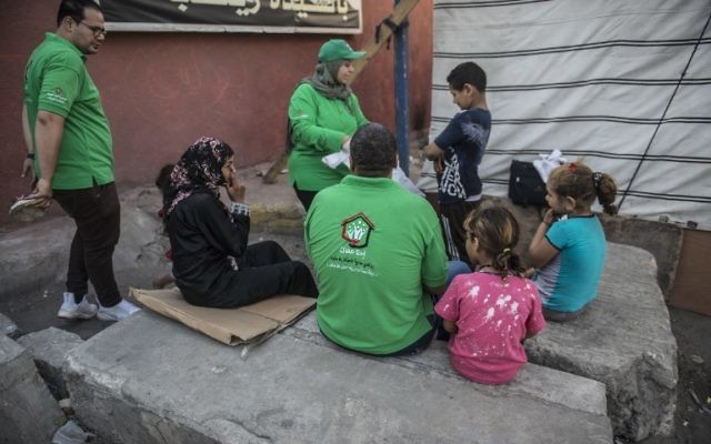 Des membres du programme gouvernemental égyptien "Enfants sans abris" dans les rues du Caire, le 11 mai 2017. (Crédit : Khaled Desouki/AFP)