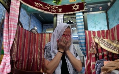 Une juive française priant à la synagogue de Ghriba à Djerba le 12 mai 2017 lors du premier jour du pèlerinage annuel à la synagogue sur l'île de Djerba, en Tunisie (Crédit : AFP PHOTO / FETHI BELAID)
