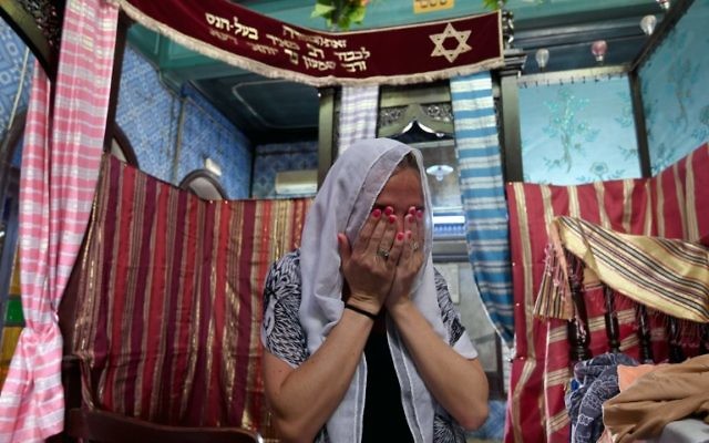 Une juive française priant à la synagogue de Ghriba à Djerba le 12 mai 2017 lors du premier jour du pèlerinage annuel à la synagogue sur l'île de Djerba, en Tunisie (Crédit : AFP PHOTO / FETHI BELAID)