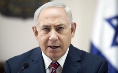 Le Premier ministre Benjamin Netanyahu pendant la réunion hebdomadaire du cabinet, dans ses bureaux de Jérusalem, le 14 mai 2017. (Crédit : Abir Sultan/Pool/AFP)