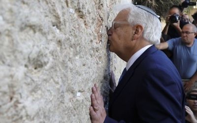David Friedman, nouvel ambassadeur des Etats-Unis en Israël, embrasse le mur Occidental, dans la Vieille Ville de Jérusalem, le 15 mai 2017. (Crédit : Menahem Kahana/AFP) David Friedman, nouvel ambassadeur des Etats-Unis en Israël, embrasse le mur Occidental, dans la Vieille Ville de Jérusalem, le 15 mai 2017. (Crédit : Menahem Kahana/AFP)