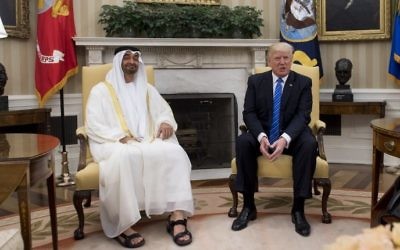 Le président américain Donald Trump avec le prince héritier d'Abu Dhabi Mohammed Ben Zayed Al Nahyan dans le Bureau ovale de la Maison Blanche, le 15 mai 2017. (crédit : Saul Loeb/AFP) Le président américain Donald Trump avec le prince héritier d'Abu Dhabi Mohammed Ben Zayed Al Nahyan dans le Bureau ovale de la Maison Blanche, le 15 mai 2017. (crédit : Saul Loeb/AFP)