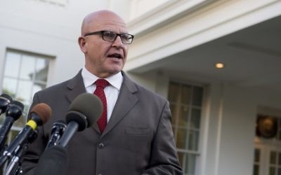 H. R. McMaster, conseiller américain à la sécurité nationale, dément que le président Donald Trump a partagé des informations sensibles avec Moscou, devant la Maison Blanche, le 15 mai 2017. (Crédit : Saul Loeb/AFP)