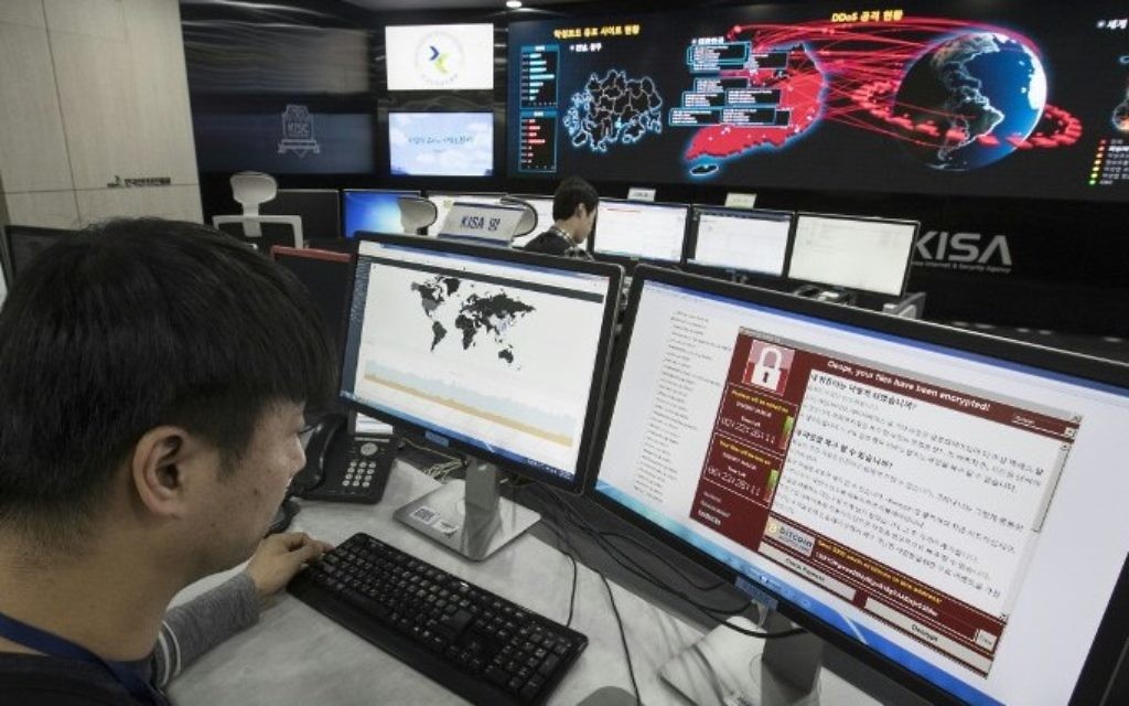 Suivi de la propagation de l'attaque informatique WannaCry à l'Agence coréenne d'internet et de sécurité (KISA), à Séoul, le 15 mai 2017. (Crédit : Yonhap/AFP)